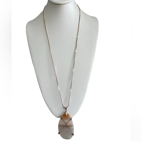 Natural banded scenic agate gold tone pendant & chain - Picture 5 of 8